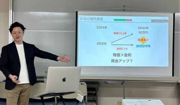 講師がスライドを使って説明している様子