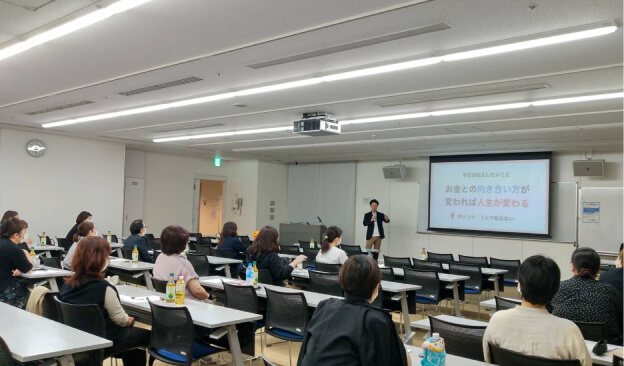 教室で受講者が講義を聞いている様子