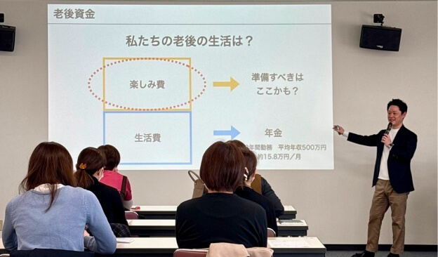 受講者に向けて講師が図を用いて説明している様子